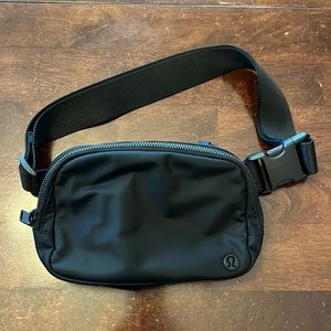 Lululemon black Everywhere belt bag.